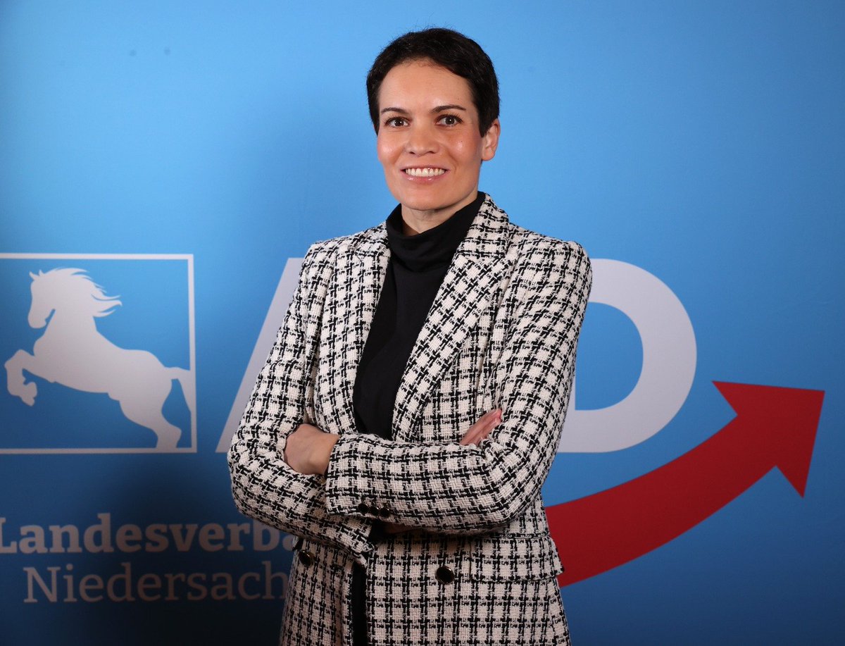 AfdHannover's tweet photo. Zur Abwechslung mal was Gutes.

Unsere Kandidatin für das Oberbürgermeisteramt von #Hannover, @j_schuelke_afd, wurde heute einstimmig (!) zur Wahl zugelassen.

Obwohl das niedersächsische Innenministerium eine 44seitige Empfehlung dagegen ausgesprochen hat!

Davon ließ sich der Kreiswahlleiter nicht beeindrucken, und empfahl den restlichen Wahlausschussmitgliedern eindringlich unsere Kandidatin zuzulassen, da seiner Meinung nach nur ein Gericht ein passives Wahlrecht aberkennen sollte.

Es gibt in Hannover noch Gerechtigkeit.

Wohl denn, #AfD
