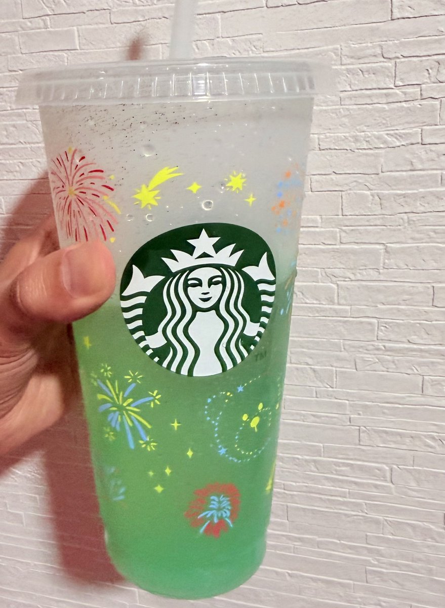 taigagoh's tweet photo. スタバの色が変わるタンブラーをふたつ買った
水を飲んでるのに色があるから変な錯覚になる https://t.co/9IGsq8ZWXj