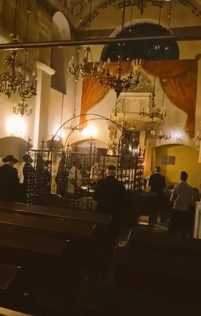 Banstock48's tweet photo. תשעה באב תשפ"ו - בית כנסת הרמ"א בקראקא - פולין. https://t.co/lJcvKJjd8G