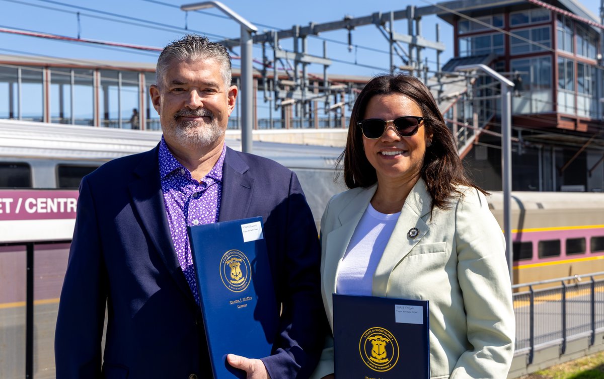 RISenate's tweet photo. Legislation sponsored by Senator @LammisJVargas and Representative @RepMSDawson was ceremonially signed into law today, protecting public safety by requiring at least two crew members on every freight train operated in Rhode Island.

Learn more: https://t.co/WAEZ4kNnlI https://t.co/UOtmRC1oKy