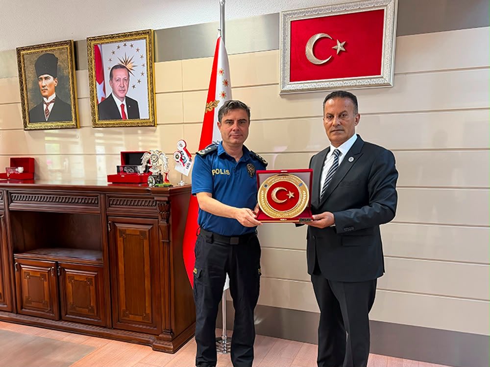 EMSAVGM's tweet photo. Genel Başkanımız Sayın Abdurrahman YILMAZ, EGM Destek Hizmetleri Daire Başkanı Sayın Erol ÖZAYDIN’ı makamında ziyaret etti.

Vakfımızın çalışmaları ve faaliyetleri üzerine gerçekleştirilen samimi görüşme, günün anısına plaket takdimiyle tamamlandı.

#EMŞAV #EGM #EmniyetTeşkilatı https://t.co/4JAmekzXEg