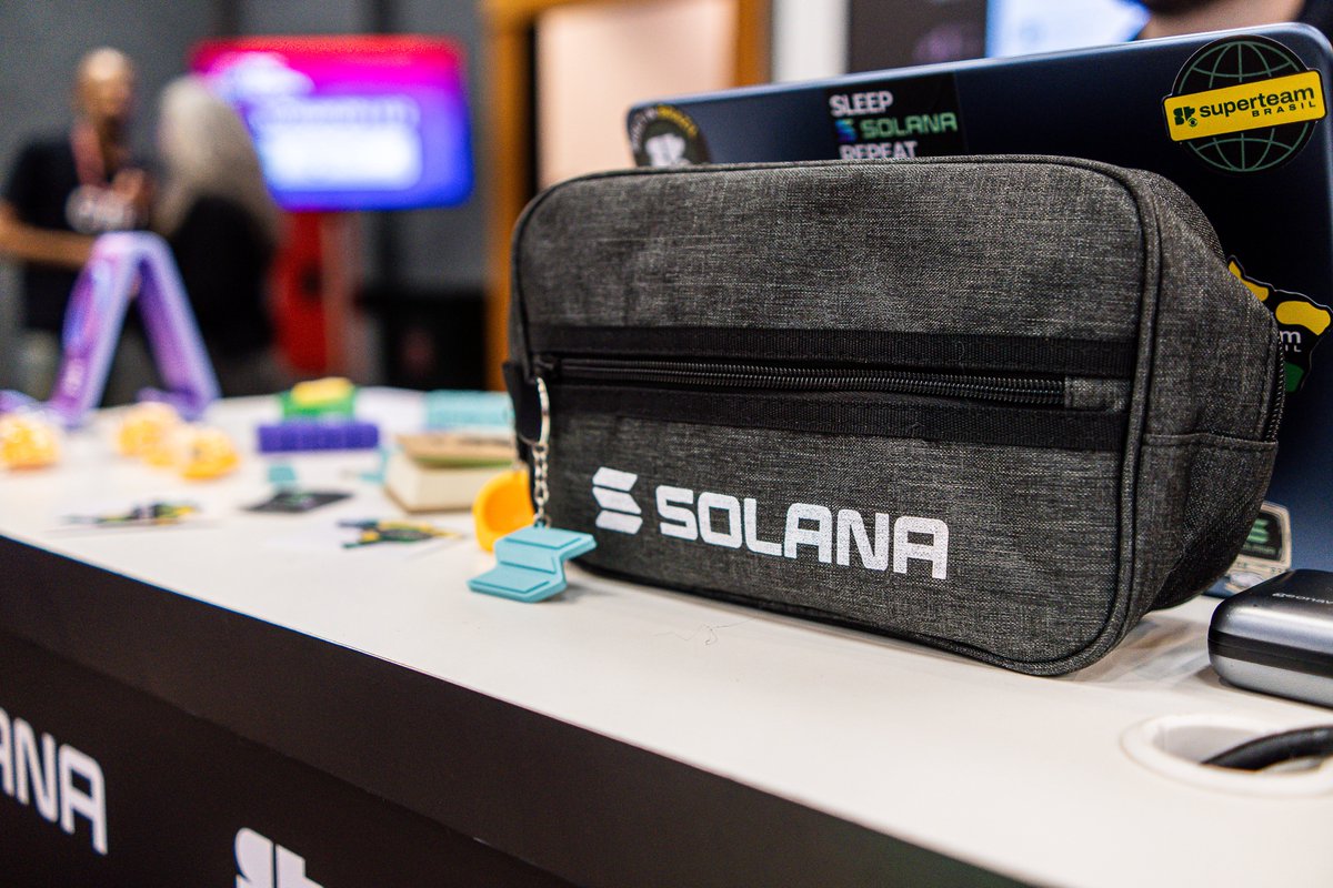 SuperteamBR's tweet photo. Superteam Brasil is on fire at The Developers Conference Floripa! 

#TDCFloripa is one of the biggest developer events in Brazil, and we’re here with a clear mission: onboard more Brazilian talents to Solana.

The conference started yesterday and runs through tomorrow. If you’re around the Magic Island, come meet the team at our booth, check out the hottest merch in town, and join the daily workshops led by our DevRel monster, @kauenet.

Full rooms every day. Developers are curious, builders are ready, and the energy is real.

The future is bright for the Brazilian Solana community.
Time to learn, build, and ship.

LFB!