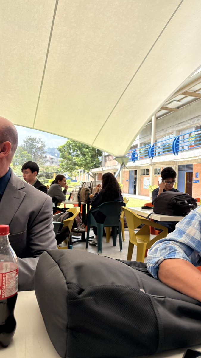 aynoquesad's tweet photo. Otra vez me van a confundir a mí como alumna jajaj 😂 porque los demás de mi trabajo son viejos jajaja https://t.co/lck3jZWgcE