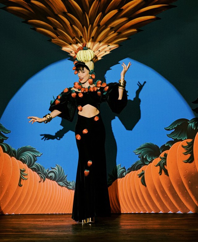 g1's tweet photo. Anitta entrega brasilidade no álbum 'Equilibrium II' com mix de Carmen Miranda, Djavan, sambas e forrós https://t.co/ysENPV9YS6 https://t.co/ydYp2dSUCk