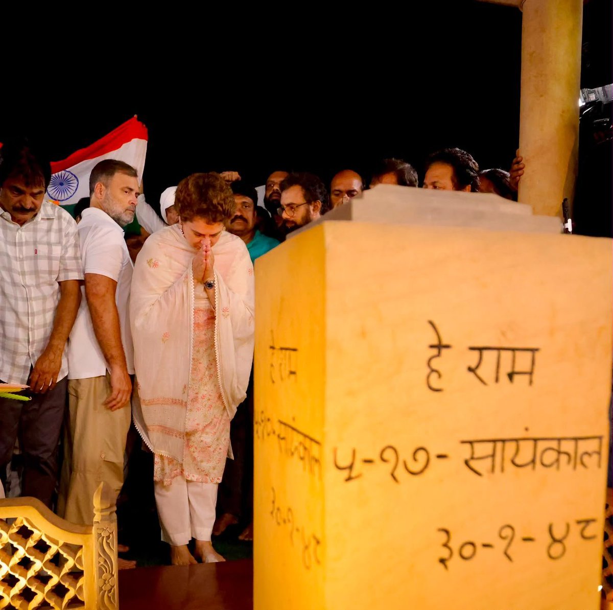 Ch_Devanand0040's tweet photo. नेता विपक्ष श्री @RahulGandhi जी समेत विपक्ष के सांसदों ने गांधी स्मृति में उन छात्रों को श्रद्धांजलि अर्पित की, जिनकी जान NEET पेपर लीक की वजह से गई।  

वे बच्चे हमारी यादों में जिंदा रहेंगे। 
हम उनके लिए न्याय की लड़ाई लड़ेंगे। https://t.co/GUtKAVarRR