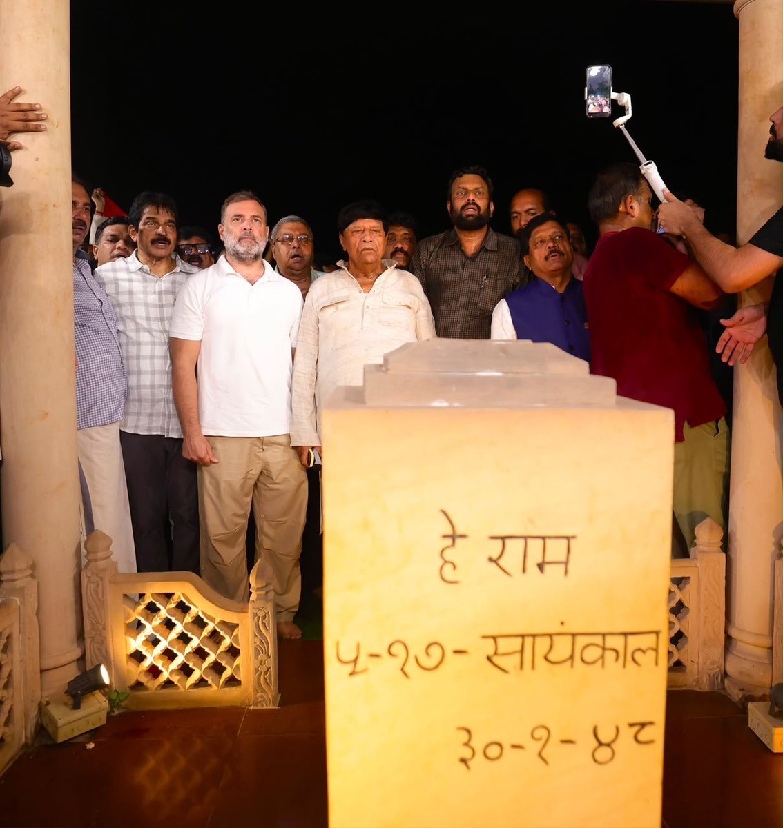 Ch_Devanand0040's tweet photo. नेता विपक्ष श्री @RahulGandhi जी समेत विपक्ष के सांसदों ने गांधी स्मृति में उन छात्रों को श्रद्धांजलि अर्पित की, जिनकी जान NEET पेपर लीक की वजह से गई।  

वे बच्चे हमारी यादों में जिंदा रहेंगे। 
हम उनके लिए न्याय की लड़ाई लड़ेंगे। https://t.co/GUtKAVarRR