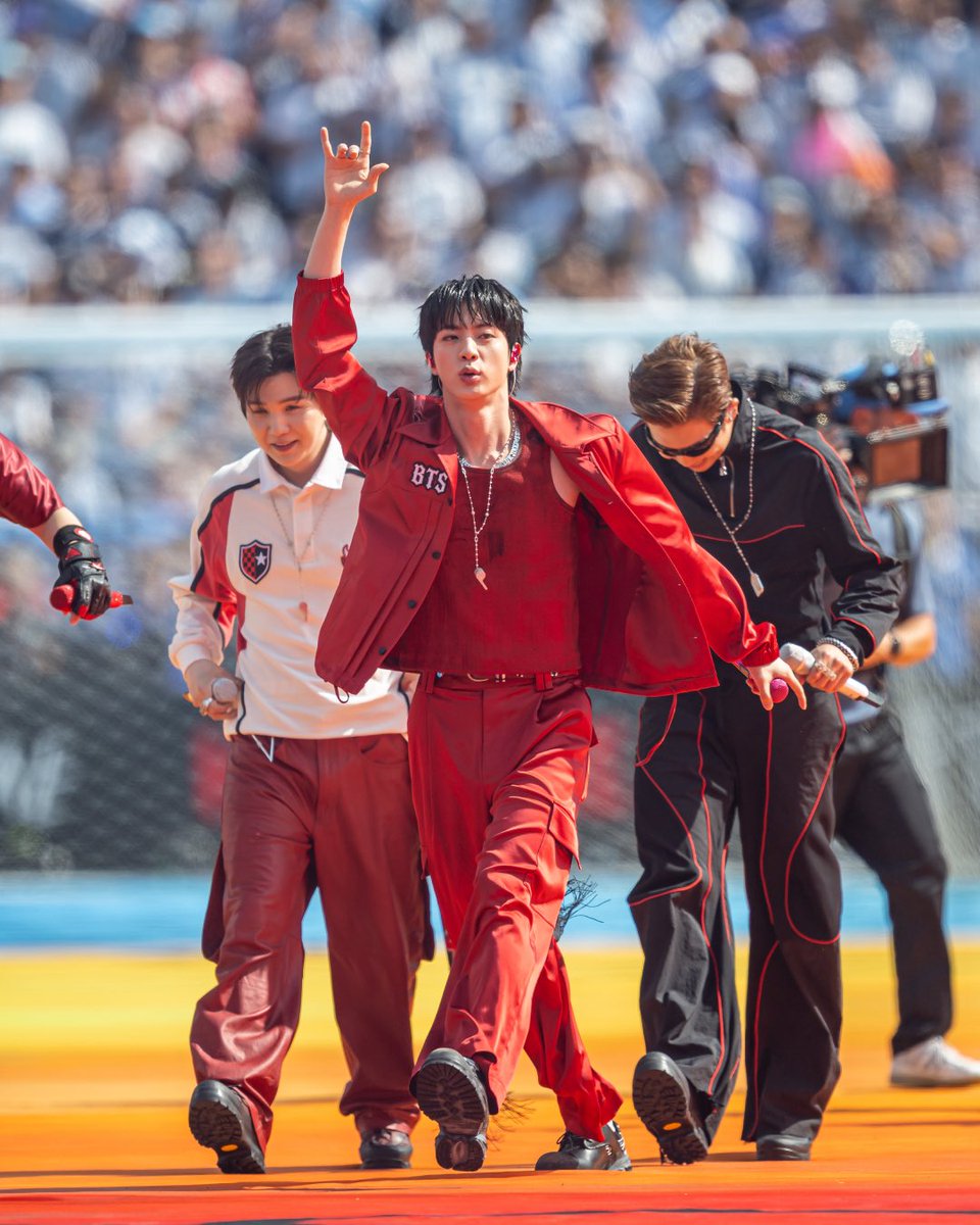 thejinfantry's tweet photo. 📣 Jin donated the belt he wore during the performance at the FIFA World Cup 2026 Final Halftime Show! Proceeds will go towards The FIFA Global Citizen Education Fund 👏🏻

🔗 https://t.co/eBTYK66iay

#방탄소년단진 #BTSJIN #JIN https://t.co/EXKE4R08FL