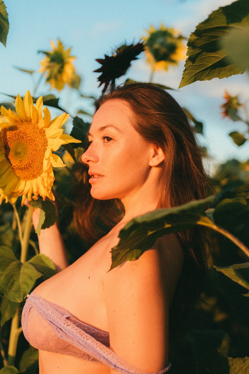 notenameph's tweet photo. Olga &amp; sunflowers 🌻 https://t.co/i3R3JbwG8r