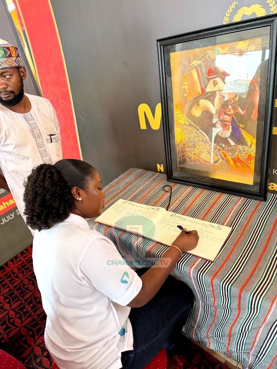 Citi973's tweet photo. Management of Citi FM and Channel One TV have paid tribute to the late Yaa-Naa Abukari Mahama II, describing him as a father figure whose reign strengthened the longstanding relationship between the Dagbon Kingdom and the media organisation.

Led by @fremaadunyame, Head of Events and Partnerships, the delegation signed the Book of Condolence at the Gbewaa Palace and expressed sympathies to the royal family and the people of Dagbon.

#ChannelOneTV #CitiFM #Dagbon  #YaaNaaAbukariMahamaII #GbewaaPalace