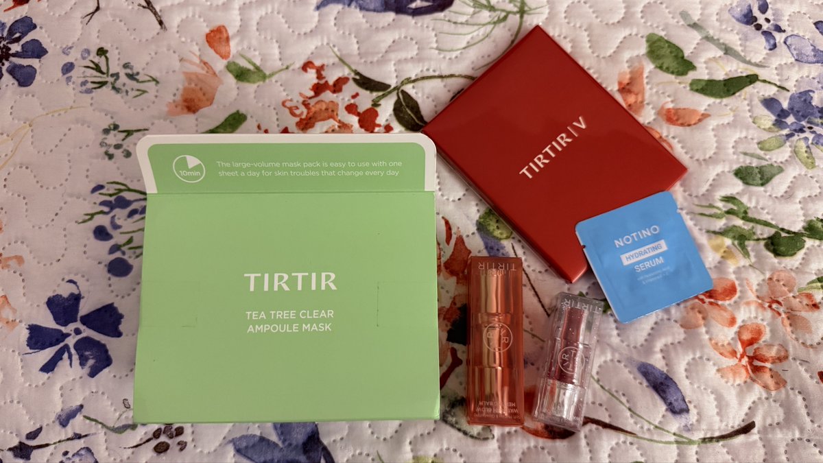 CosmikGirl19's tweet photo. E dopo una lunga giornata di lavoro, torno a casa e trovo il mio pacco di notino ad aspettarmi 🥰💜 #bts #taehyung #tirtir #notino https://t.co/25bL8b3wPJ