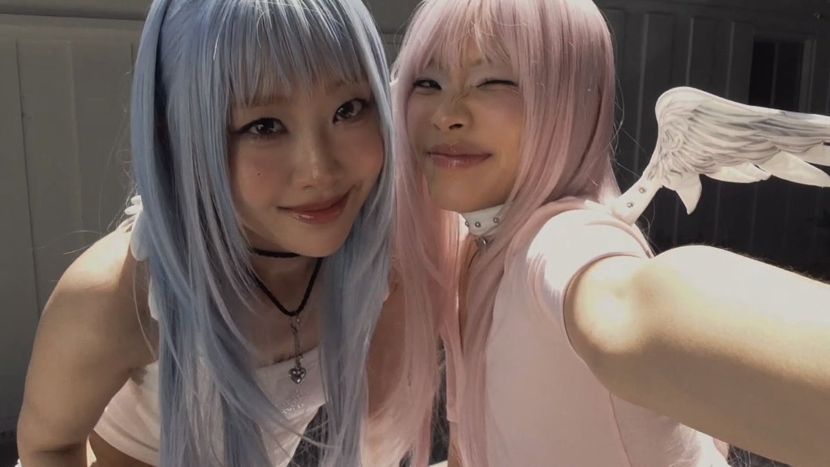 vampyves_'s tweet photo. my favorite girls with pink &amp; blue wigs 🩵🩷 https://t.co/VQHBKcUdPw