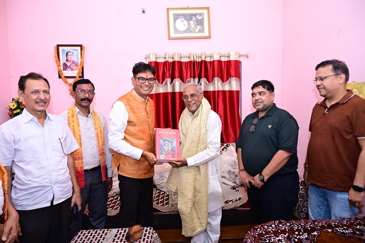 OPChoudhary_Ind's tweet photo. सेवा और सुशासन के 12 वर्ष 
आज रायगढ़ में ‘विशेष जनसंपर्क अभियान’ के अंतर्गत श्री ��ल पी कटकवार जी (नेता, भारतीय मजदूर संघ) (सुभाष नगर, कोतरा रोड) के निवास पर पहुंचकर उनसे मुलाकात कर संवाद किया। इस अवसर पर शॉल और श्रीफल देकर उनका अभिनंदन किया तथा रामचरितमानस की प्रति भेंट की।

@narendramodi @vishnudsai @ChhattisgarhCMO