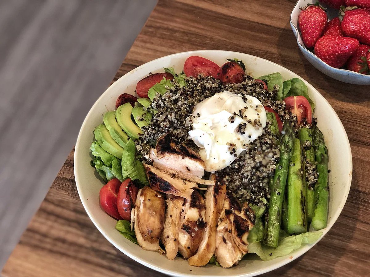 BrandonMincey2's tweet photo. Try this quick 300-calorie减脂餐: grilled chicken breast, roasted broccoli, and a side of quinoa. Balanced macros, ready in 15 mins! https://t.co/EJNxXIOnu3