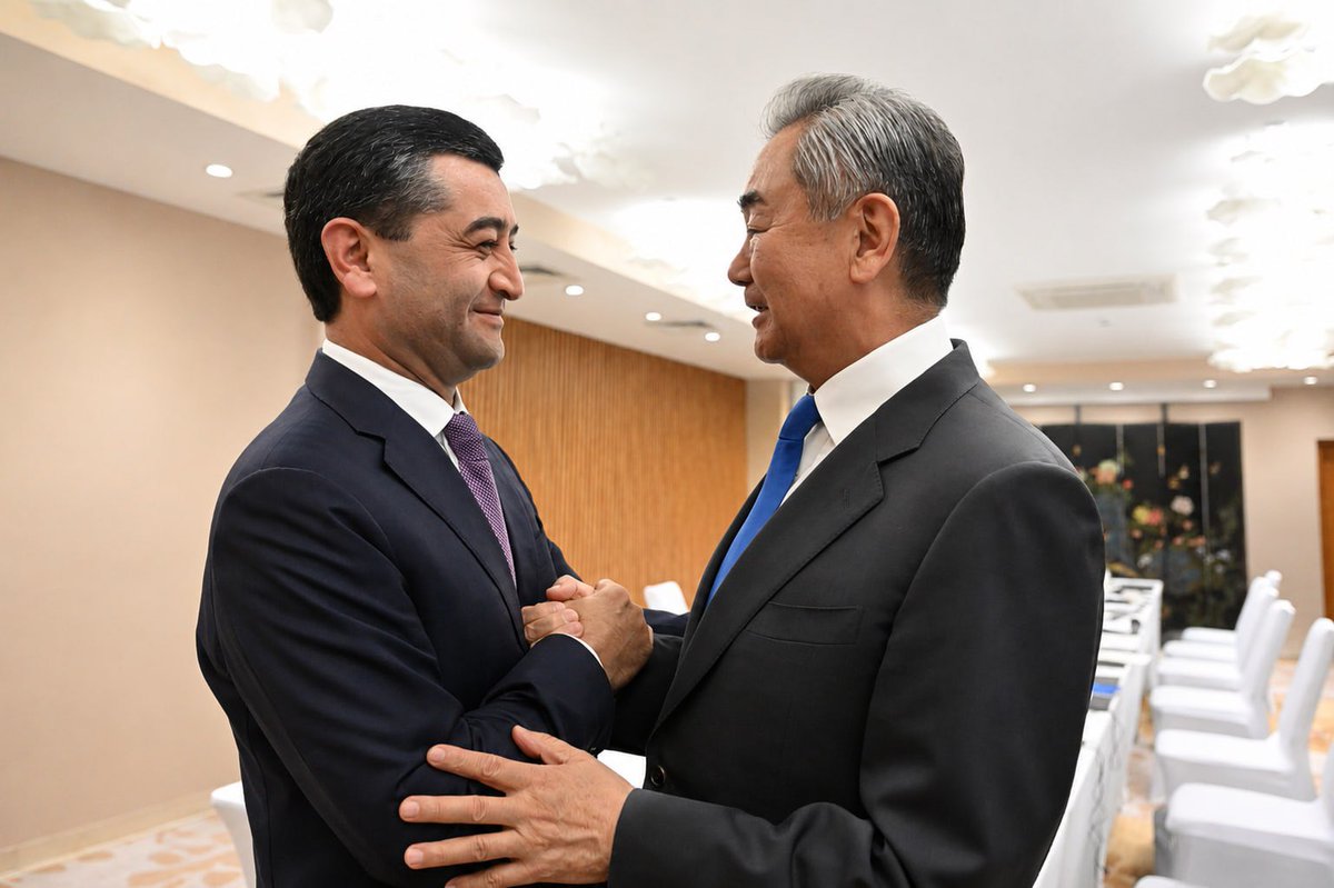 FM_Saidov's tweet photo. Pleased to meet with H.E. Wang Yi, Member of the Political Bureau of the CPC Central Committee and Minister of Foreign Affairs of the People’s Republic of #China.

Discussed a broad range of issues related to bilateral cooperation in political, trade and economic, investment, high-tech, and other priority areas.

Particular attention was paid to the timely and full implementation of the agreements reached at the highest level, as well as to enhancing the effectiveness of our economic diplomacy.

Also had an in-depth exchange of views on current issues of cooperation within the United Nations, the Shanghai Cooperation Organisation, the China–Central Asia mechanism, and other multilateral frameworks.

Reaffirmed our readiness to mobilize all necessary efforts to further strengthen the All-Weather Comprehensive Strategic Partnership between our countries.

***

Xitoy Xalq Respublikasi Kommunistik partiyasi Markaziy qoʻmitasi Siyosiy byurosi aʼzosi, tashqi ishlar vaziri Van I janoblari bilan uchrashishdan mamnunmiz.

Muloqotimizda siyosat, savdo-iqtisodiy hamkorlik, investitsiyalar, yuqori texnologiyalar va boshqa ustuvor yoʻnalishlardagi hamkorligimizning keng koʻlamli masalalarini muhokama qildik.

Oliy darajada erishilgan kelishuvlarning toʻliq va oʻz vaqtida amalga oshirilishiga, iqtisodiy diplomatiyamiz natijadorligini yanada oshirishga alohida eʼtibor qaratdik.

Shuningdek, BMT, Shanxay hamkorlik tashkiloti, “Markaziy Osiyo – Xitoy” mexanizmi va boshqa koʻp tomonlama tuzilmalar doirasidagi hamkorlikning dolzarb masalalari yuzasidan atroflicha fikr almashdik.

Mamlakatlarimiz oʻrtasidagi barcha sharoitlarda har tomonlama strategik sheriklik munosabatlarini yanada mustahkamlash yoʻlida zarur saʼy-harakatlarni birgalikda safarbar etishga tayyorligimizni tasdiqladik.