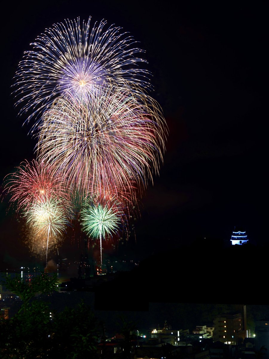 daisukewater's tweet photo. うわじま牛鬼まつり海上打上花火
googleマップで自分が行ける範囲でベストの場所を探したが、思ってたより城と被ってくれなかった。
まぁ来年のための勉強だと思えば・・・
愛媛県宇和島市愛宕公園。

#うわじま牛鬼まつり #花火 #比較明合成 https://t.co/Cii2XrPLTl