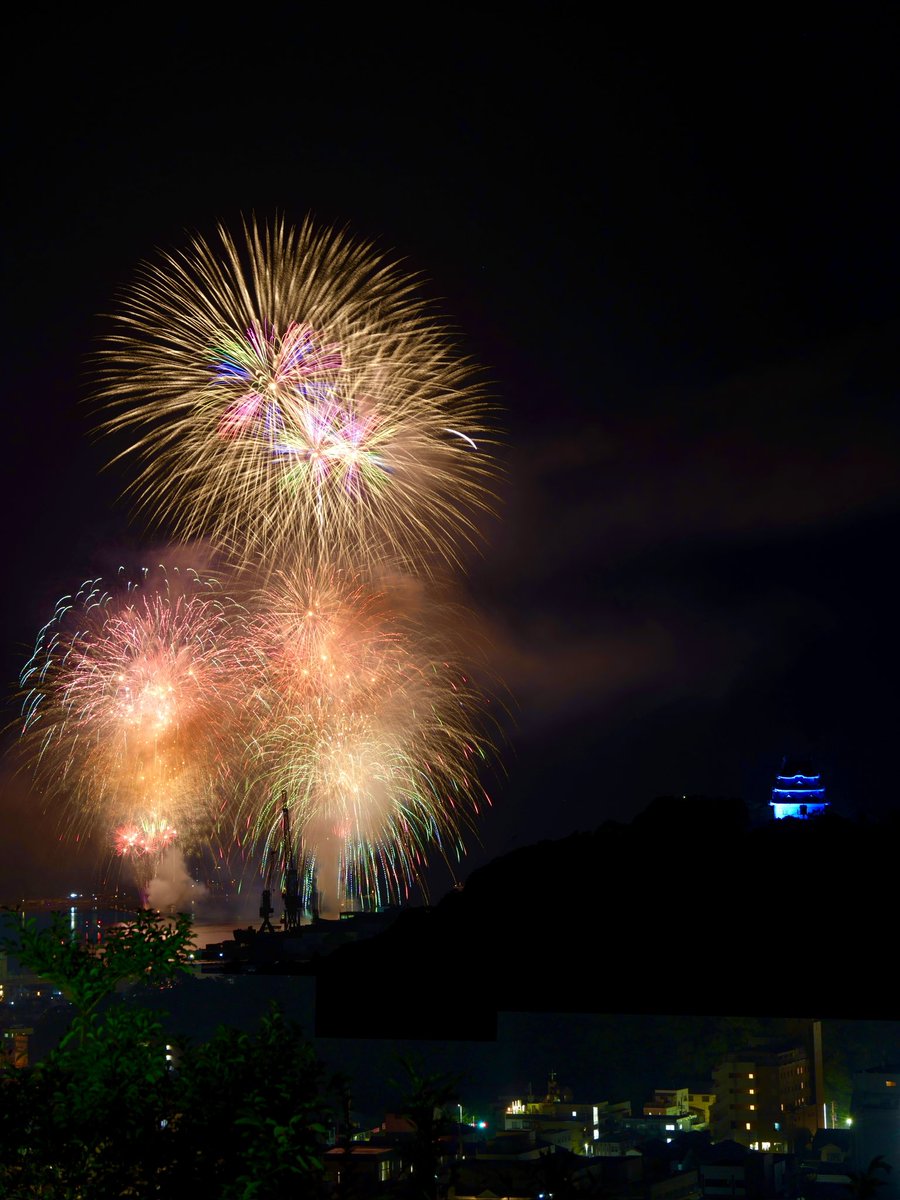daisukewater's tweet photo. うわじま牛鬼まつり海上打上花火
googleマップで自分が行ける範囲でベストの場所を探したが、思ってたより城と被ってくれなかった。
まぁ来年のための勉強だと思えば・・・
愛媛県宇和島市愛宕公園。

#うわじま牛鬼まつり #花火 #比較明合成 https://t.co/Cii2XrPLTl