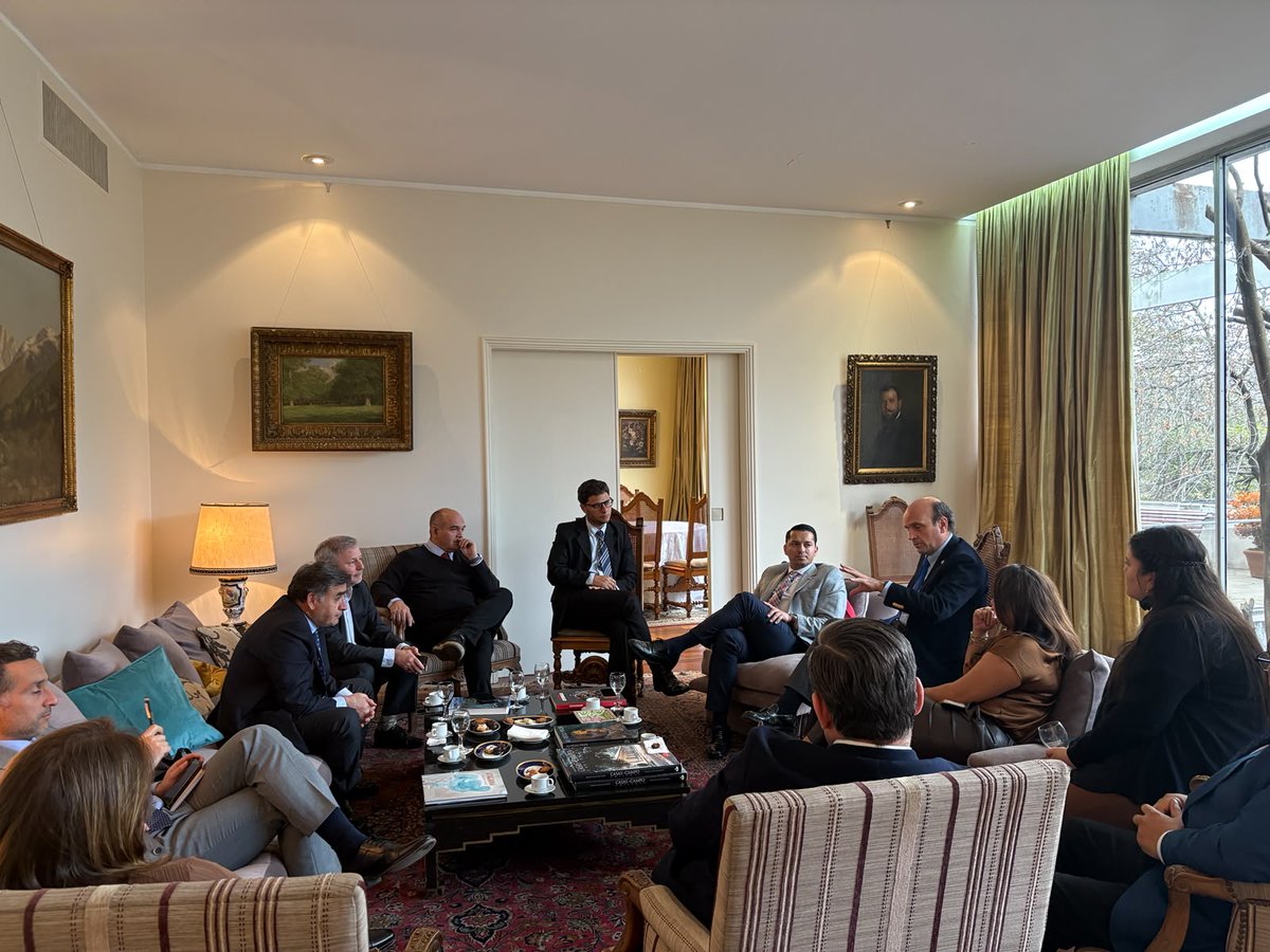 comjudiachile's tweet photo. Nuestra delegación fue recibida muy cálidamente en su residencia por el embajador de Chile en Argentina, Gonzalo Uriarte.

En la ocasión, el embajador destacó la importancia de recordar el atentado contra la AMIA y la necesidad de buscar justicia para las víctimas. Asimismo, pudimos conversar sobre los desafíos comunes y las oportunidades para seguir fortaleciendo los vínculos y la cooperación entre Chile y Argentina.