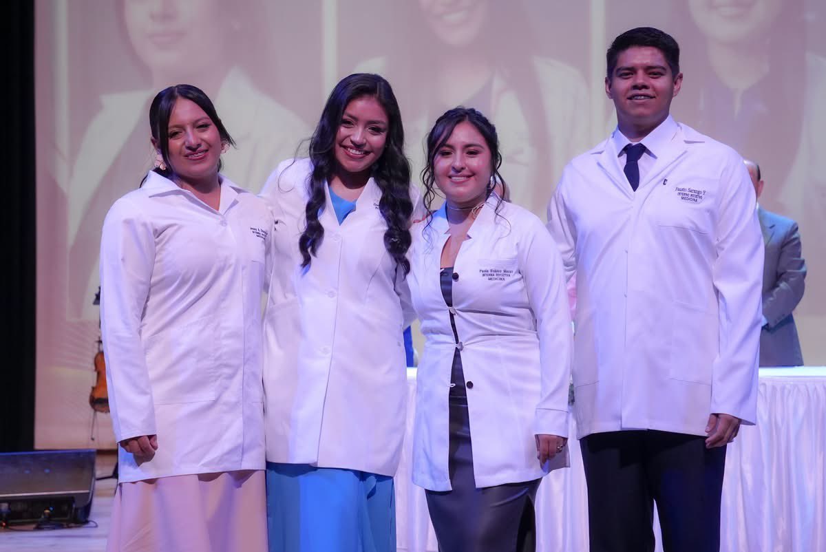 UNLoficial's tweet photo. 🥼Imposición de Mandil

Los estudiantes de #MedicinaHumana de la #UNL celebraron el inicio de su etapa como internos rotativos. 

Un símbolo de vocación, compromiso y responsabilidad.

¡Felicitaciones, nuevos internos! 🩺

📸 Álbum completo: https://t.co/yYt3ObmRe1 https://t.co/AI8QOwdub0