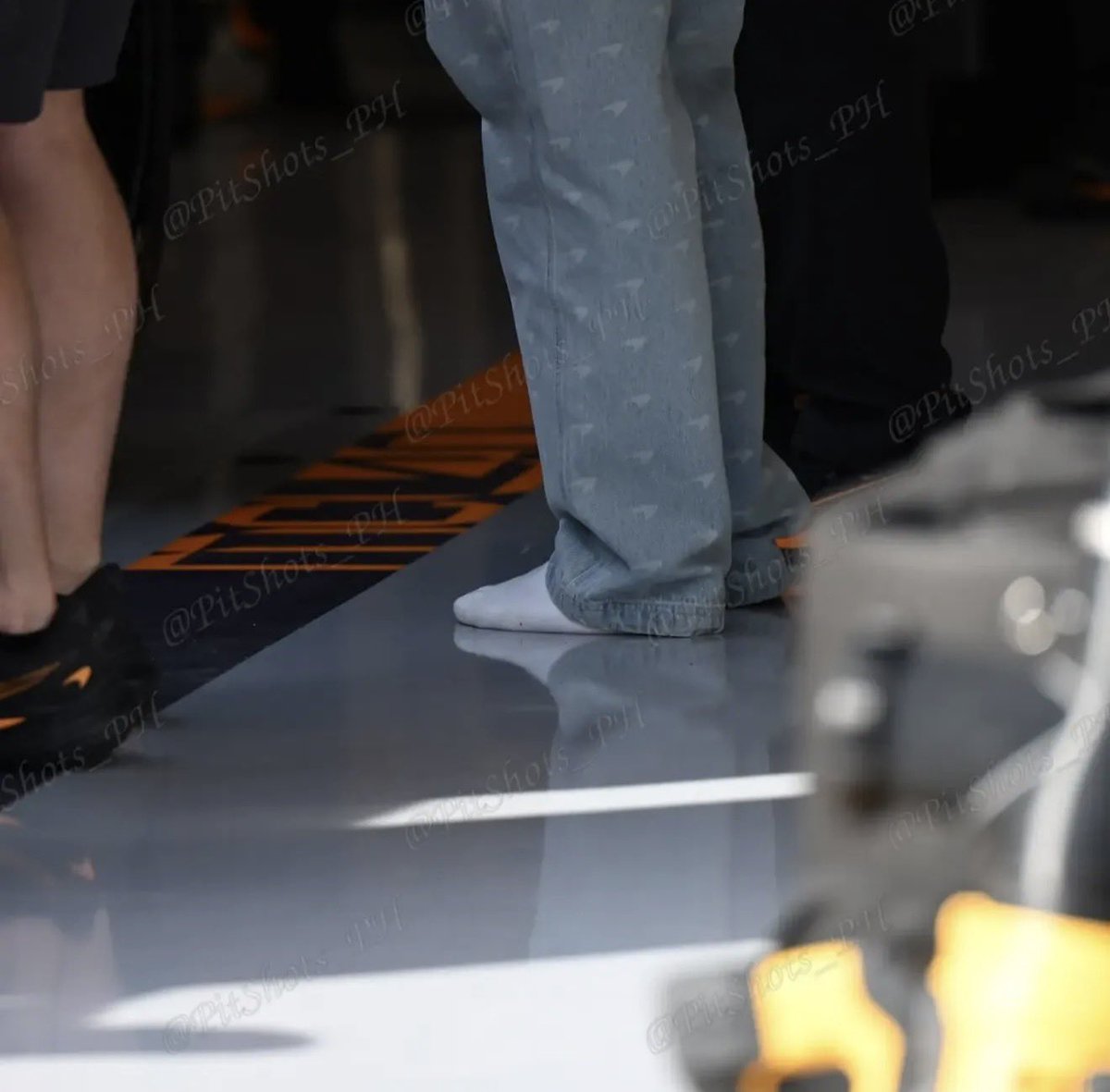 ln4norris's tweet photo. lando in socks during his visit to the garage 😭 https://t.co/YHPWFXnb4i