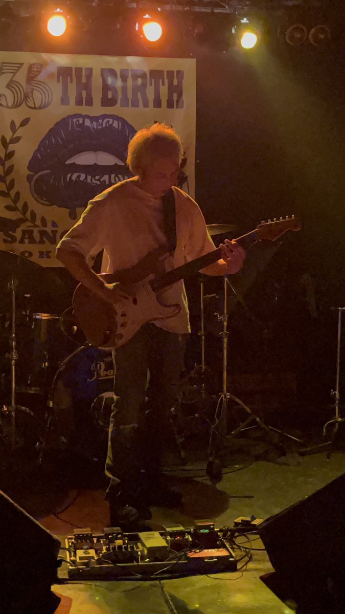 Mrs_Lament's tweet photo. 今夜の山際英樹さん（割礼）のソロライブ at 三軒茶屋 Heaven's Doorは私の大好きな曲からのスタート♪🤩

今宵の山際さんが奏でるギターは全体的に清涼感があって、外の酷い暑さを和らげてくれる感じ。爽やかな風の吹く真夏の夜の湖畔みたいだったなぁ。😌　→ https://t.co/ORS0EN2osQ