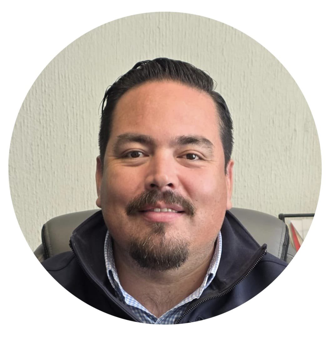 RazaCero's tweet photo. #Durango || Ya no aguantan a servidor público prepotente, patán, ordinario y corriente.

Trabajadores de la Universidad Pedagógica de Durango denuncian al Coordinador del Área Administrativa, Ociel Arturo Romo Sifuentes, por su comportamiento despótico y grosero con el personal de esta institución.

Aunque los trabajadores ya han interpuesto infinidad de quejas con el rector Netzahualcóyotl Bocanegra Vergara, este ha hecho caso omiso y han tenido que soportar los desplantes de este funcionario desequilibrado, que al parecer es protegido del expresidiario secretario de Educación, Guillermo Adame Calderón (@guillermoadamec).

Los trabajadores de esta universidad le piden a las altas autoridades del gobierno estatal (@gobdgo) y a los diputados del Congreso local (@CongresoDurango) que les quiten de encima a este barbaján y le llamen la atención al rector florero, Netzahualcóyotl Bocanegra Vergara, o se verán obligados a realizar un paro general de labores, pues "no es posible que un servidor público trate con la punta del pie a todos los trabajadores de una universidad y nadie, absolutamente nadie, le marque el alto y lo conmine a comportarse como persona decente".
