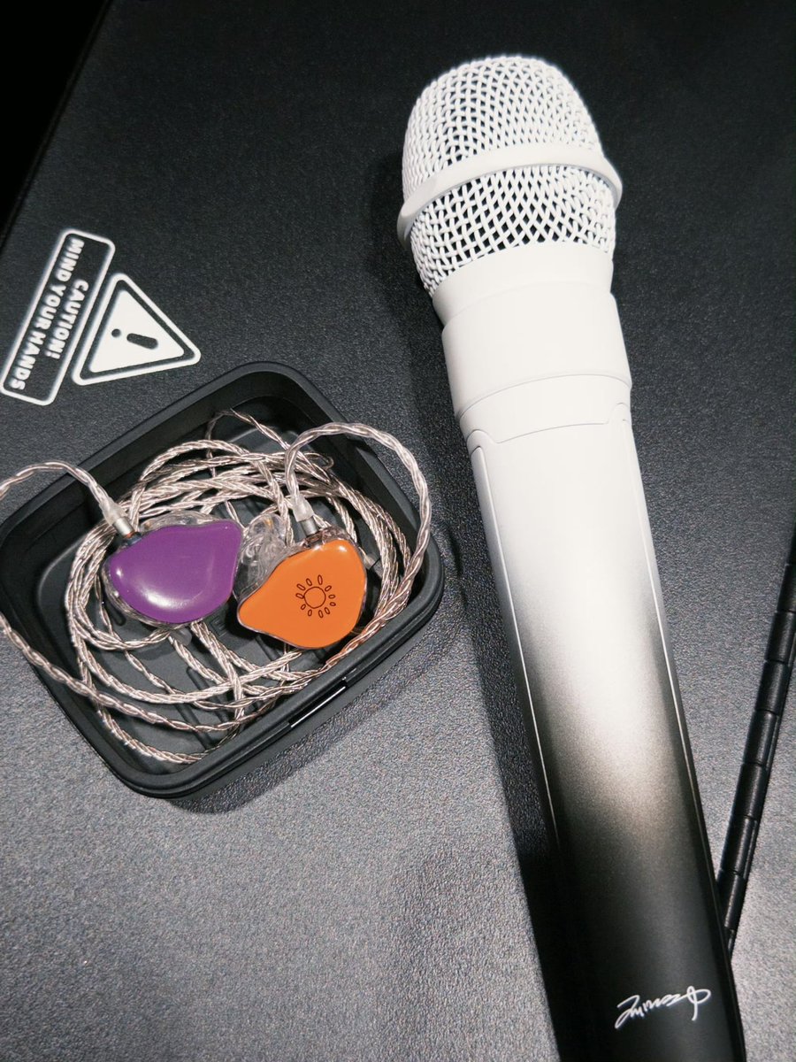 szszk622's tweet photo. Their mics and monitor earphones are so cool!!!!!!!!
Xixi’s white and black and Zhaozhao’s is black and white!!
And the monitor earphones is their solo support color and CP color!!! 😭😭😭😭💜❤️🧡💛!!!!!!! 啊啊啊啊啊啊啊啊

#HeChangxi #HeYanzhao #XiZhao https://t.co/j6MG8EgmKf