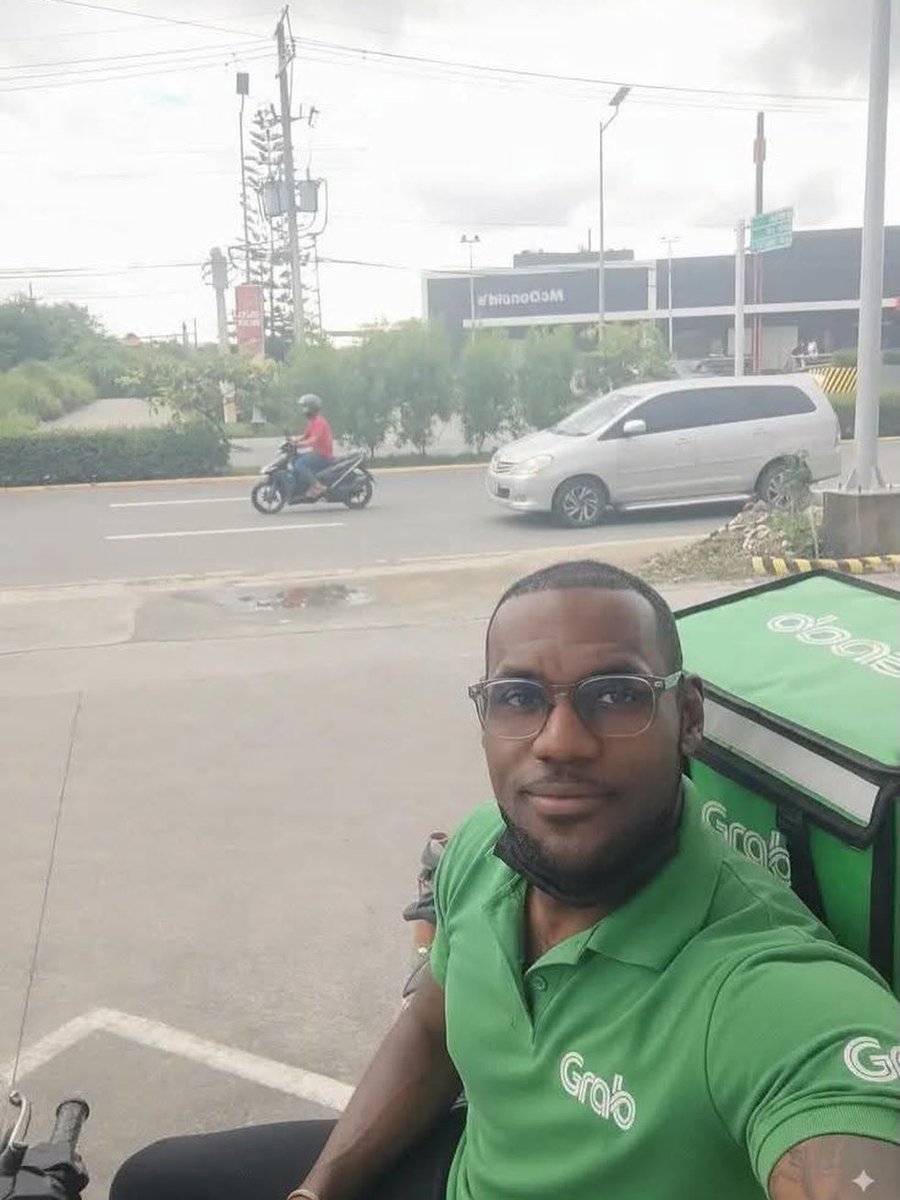 PerolasdaNBA's tweet photo. Sem time na NBA, LeBron James está trabalhando com aplicativos de entrega https://t.co/39QkmMmomD