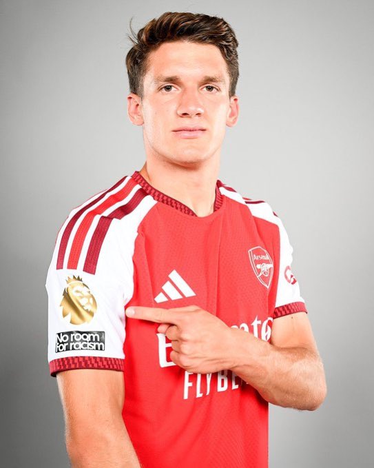 PeakSxnti's tweet photo. I just imagined what a united player will point at and bursted into laughter. https://t.co/esQzkQMXLk