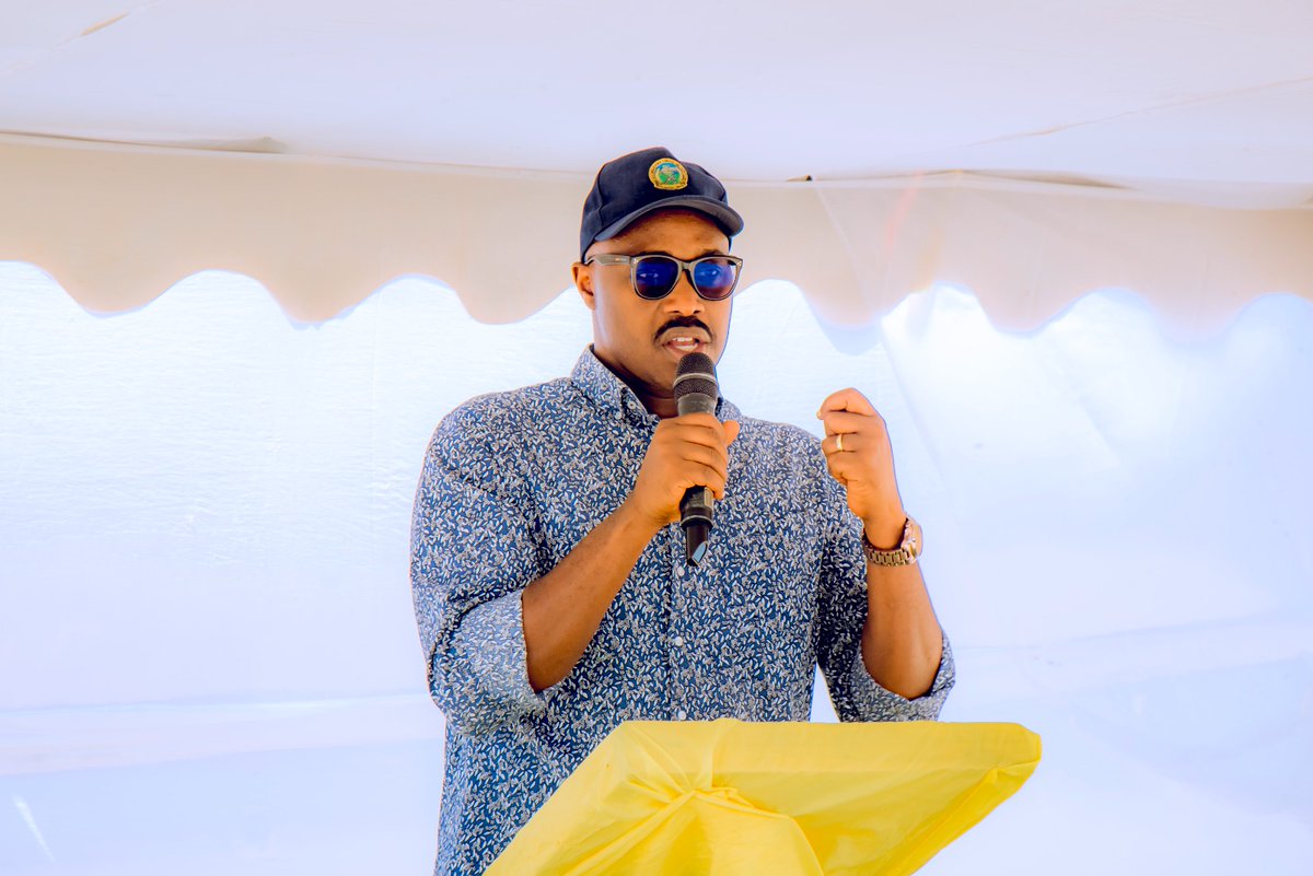 hategekimanadid's tweet photo. Mu rwego rwo kongera ubuso buhingwaho umuceri kugira ngo umusaruro wiyongere Ku bahinzi bibumbiye mu koperative KOPRIKI @pudenceRubingisa yifatanyije na bo  gutangiza igikorwa cyo gukamura igishanga ubuso bwa 42ha zizahingwaho umuceri mu gice cya @NgomaDistrict @muramasector1 https://t.co/QEBYZdBZOw