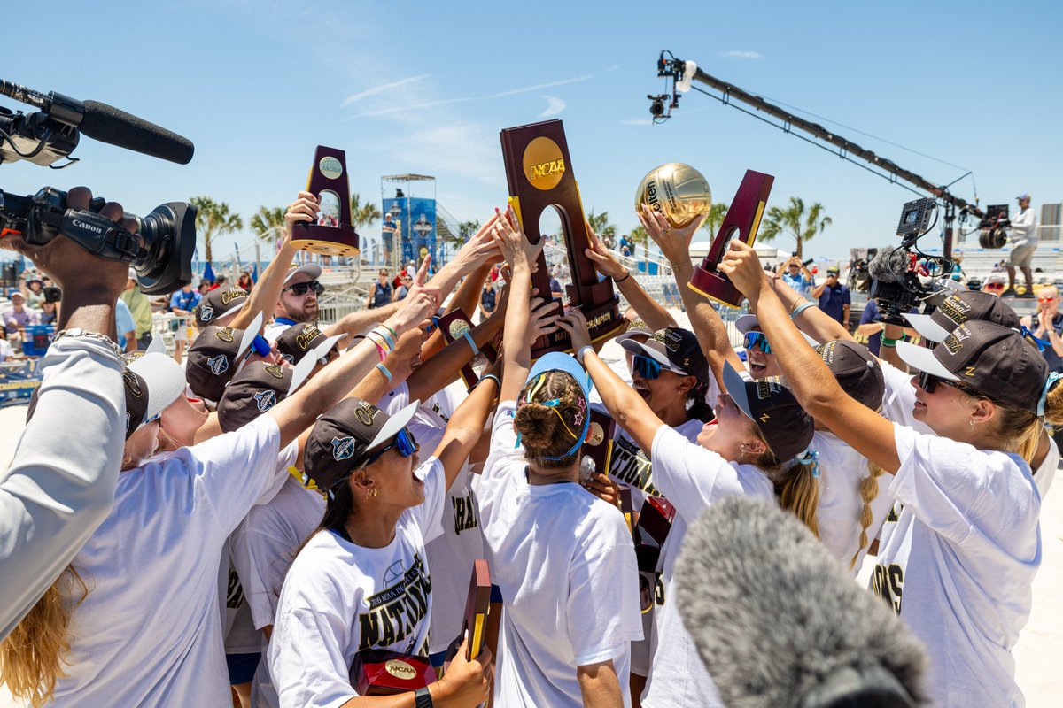 uclabeachvb's tweet photo. Add another to the list of accomplishments for the national champs - the @AVCAVolleyball Team Academic Award! 

ℹ️: https://t.co/cZelf095yQ 
#GoBruins https://t.co/RgEe7sjQcJ