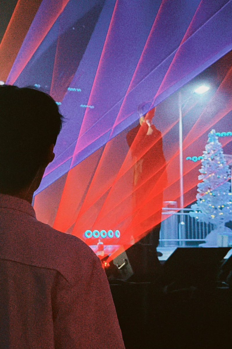 szszk622's tweet photo. Aaahhh Xixi watching his baobao! 🥺🥺🥺🥺
There’s a Christmas tree, so I guess that song that zhaozhao recommended to the fan will be sung after all!!

#HeChangxi #HeYanzhao #XiZhao https://t.co/bVOUZw1cLf