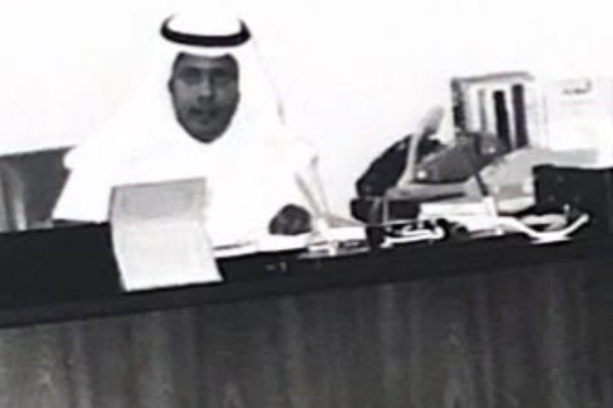 EmadAldoghaithr's tweet photo. "حرك مخك"

بعد 14 عاما من رحيل والدي فهد بن سعود الدغيثر في يوليو 2012، ما زالت عبارته حاضرة في داخلي بنبرته نفسها، كأن السنوات لم تمسها.

لم أكن أعلم، وهو يكررها، أنه يزرع في داخلي أمرا سيواصل العمل بعد رحيله. 

فكلما واجهت في عملي أو حياتي سؤالا، أو مشكلة، أو فكرة، أتاني صوته قبل أن أتصرف:

"حرك مخك"

فتنتفض خلايا ذهني، كأن الأمر صدر منه لتوه.

حين أعود إليه بسؤال، كان يقدر المسافة التي يستطيع عقلي قطعها وحده.
فإن رأى أنني أستطيع الوصول، قال:

"حرك مخك"

وإن رأى أن زاويتي ضيقة، أشار إلى ما غاب عني، حتى أرى الموضوع كاملا.

كان يقضي معظم يومه قارئا؛ يفكك ما يقرأ، ويربط بين أجزائه، ثم يعيد تقديمه بتحليل يبهر من قصده أو عمل معه.

لم يكن أحد يغادر مجلسه كما دخله؛ فلا بد أن يخرج بمعلومة، أو فائدة، أو أداة للتفكير.

لذلك ازداد رواد مجلسه بعد مغادرته المنصب؛ فقد كان في مجلسه ما هو باقٍ وثمين: عقل يقصد لذاته.

ولم أدرك يومها أن منزلنا كان جامعة، وأن والدي أستاذها ومكتبتها ومرشدها.

وعندما كبرت، اكتشفت أن منهجه في التفكير كان حاضرا في عمله بمعهد الإدارة العامة. وكانت على مكتبه لوحة تستقبل الداخل عليه بكلمة واحدة:

"فكر"

وكان يسأل حين يرى تسرعا أو قرارا لم يمر بالوعي كاملا:

"هل استخدمت عقلك؟"

كان يريد أن نضيء المسافة بين الدافع والتصرف، حتى لا تختطف القرار دوافع خفية: 
خوف نخفيه، أو مصلحة نبررها، أو إثبات للذات، أو كبرياء.

كان سؤاله يعيد القرار إلى وعي صاحبه؛ ليرى ما يحركه، ثم يختار ويتحمل اختياره.

ومع السنوات، أدركت أن "حرك مخك" و"فكر" و"هل استخدمت عقلك؟" لم تكن عبارات متفرقة؛ كانت منهجا واحدا في الحياة والعمل:
يوقظ العقل، ويوسع رؤيته، ويكشف دوافعه، ثم يمنحه حرية القرار ويحمله مسؤوليته.

وفي عمله، تحول هذا المنهج من كلمات إلى ممارسة؛ أدوات توسع القدرة، وقيادات تحسن الاختيار. فكان مبكرا في الأخذ بتقنيات عصره، مثل ادخال  البطاقات المثقبة إلى العمل الإحصائي، والمايكروفيش إلى مكتبة معهد الإدارة العامة.

وحين انتقلت الدولة في السبعينيات من ندرة الموارد إلى وفرة مالية واسعة، انتقل التحدي من تدبير القليل إلى حسن توجيه الكثير؛ فأسهم في جعل معهد الإدارة بيئة تبني قيادات تفكر، وترتب الأولويات، وتتخذ القرار باستقلال

فكلما اتسعت الإمكانات، ازدادت الحاجة إلى عقل يحسن الاختيار.

أما قصتي معه، فأستعيد منها ثلاث محطات تربوية تكشف كيف كان يحول المواقف إلى أثر باق.

"هدية من المستقبل"

في عام 1980، وقد اتسعت خيارات الرفاه، اختار والدي لي هدية غير مألوفة:
جهاز Apple II، يوم كان الحاسب غريبا على البيوت والتعليم.

وضعه أمامي بلا شرح، كأنه يقول:

"حرك مخك بهذا"

فتركني أجرب وأخطئ، وكل جواب يفتح سؤالا جديدا.
ومن ذلك الجهاز بدأت مسيرتي بالبرامج المالية ثم التعليم الإلكتروني إلى الذكاء الاصطناعي.

ظننته هدية، فإذا به باب إلى المستقبل تركني أفتحه بنفسي.

"عقل منفتح له جذور"

وكما أراد لعقلي أن يتحرك، أراد له ألا يتحرك بعقل مستعار.

بنى فينا العقل والشخصية معا، ورسخ الهوية والانتماء للوطن؛ لأنه كان يرى أن من عرف نفسه، اتسع فكره واستقل قراره. درس في بيروت والقاهرة، وابتعث أبناءه إلى جامعات الغرب، فكان منفتحا على العالم، ثابت الجذور.

وكان مجلسه عامرا بتاريخ البلاد ورجالها. ولا أنسى عمق تأثره وهو يروي أهوال سقوط الدرعية، كأنه عاشها.

ظهرت قيمة ذلك حين درست في الولايات المتحدة في الثمانينيات، وسط فورة الاستقطابات.
تعلمنا من العالم، من غير أن نعير عقولنا لتطرف يغلقها أو انحلال يفقدها ميزانها.

"مقياس بقي معي"

حين أخبرته أنني قررت دخول مجال التعليم الإلكتروني، لم يهنئني مباشرة.

استقبل قراري بأسئلة أقرب إلى التحقيق: لماذا التعليم؟ ما دافعك؟ وهل تدرك تبعاته؟
حتى اطمأن إلى أنه ليس حماسة عابرة.
ثم قال:

"انتبه... التعليم مثل الطب، لا يقبل التنازلات"

ووضع في يدي مقياسا أراجع به نفسي:

"إذا انطفأت فيك الحرقة على التعليم، فاخرج منه"

ومنذ ذلك اليوم، صار بقائي في مجال تقنية التعليم معلقا بسؤال واحد:

هل ما زالت الحرقة موجودة؟

واليوم نعيش وفرة من نوع جديد؛ وفرة المعلومات والإجابات والذكاء الاصطناعي.

ما كان يحتاج إلى أيام من البحث يصل اليوم في ثوان، ومع سهولة الوصول تزداد مسؤولية الاختيار والحكم.

وكلما جلست أمام الذكاء وتدفقت الإجابات وكثرت الخيارات، عاد صوته:

"حرك مخك"

ومن كانت توجيهات والده تنهض في داخله عند المواقف الحرجة، فليعلم أن شيئا من أبيه ما زال حيا فيه: 
صوت يرده إذا اندفع، ويثبته إذا تردد، ويضيء له الطريق إذا التبس عليه.

فبعض الآباء يغيبون عن دنيانا، ويواصلون تربيتنا من داخلنا.

رحم الله أبي، فهد بن سعود الدغيثر.

https://t.co/xCm763m99n