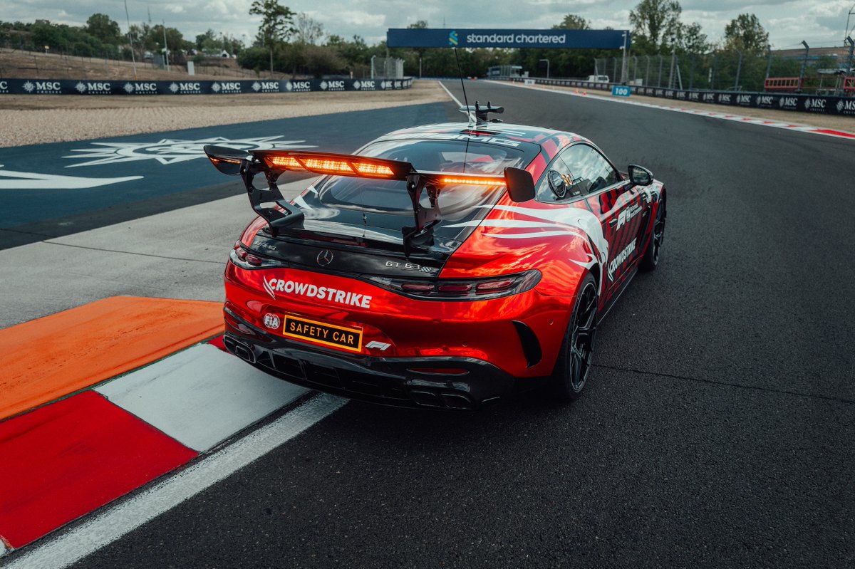 Dernier_Secteur's tweet photo. 🚨 OFFICIEL : Une nouvelle safety car va faire ses débuts ce week-end avec la Mercedes-AMG GT 63 PRO 4MATIC+ 👀

Cette Mercedes est équipée d'un V8 biturbo de 4,0 litres d'une puissance de 612 ch et peut atteindre jusqu'à 317 km/h.

C'est également la première safety car avec une transmission intégrale entièrement variable.

📸 Mercedes 

#F1 #HungarianGP 🇭🇺