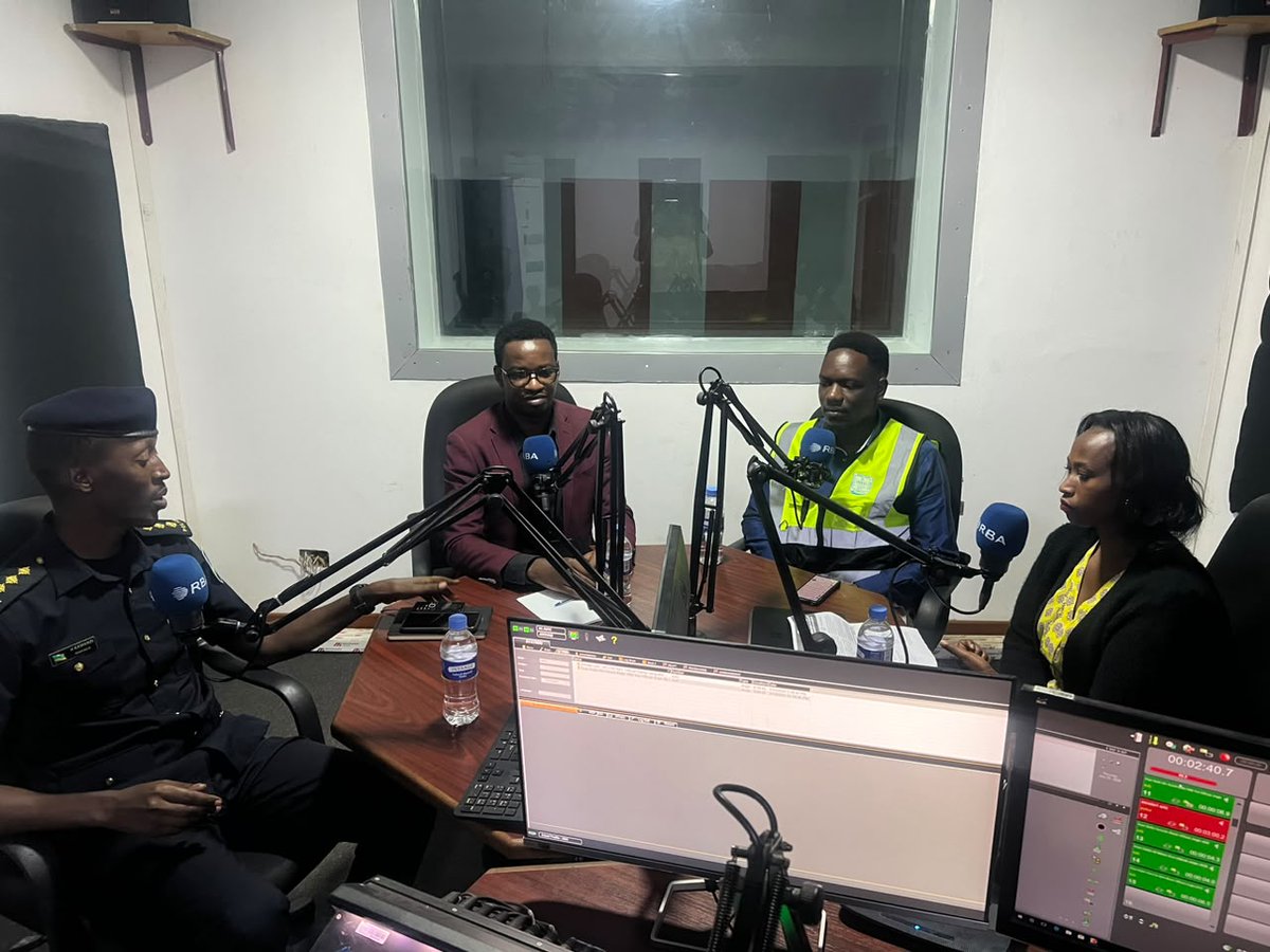 RuhangoDyvcp's tweet photo. Uyu munsi urubyiruko rw'abakorebushake rwa @RwandaYouthVol1  na @Rwandapolice   muri @RwandaSouth twakoze ubukangurambaga kuri radio bwo kurwanya no gukumira inzoga z'inkorano n'ibindi binyobwa bitujuje ubuziranenge ku nsanganyamatsiko igira iti
#Sizo Zawe Zange
@RwandaLocalGov https://t.co/12KouZ53eL