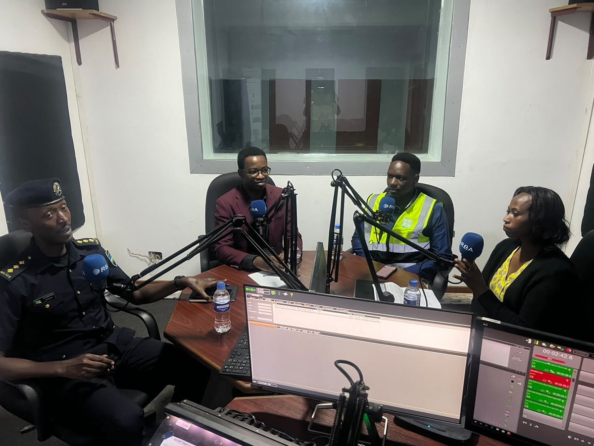 RuhangoDyvcp's tweet photo. Uyu munsi urubyiruko rw'abakorebushake rwa @RwandaYouthVol1  na @Rwandapolice   muri @RwandaSouth twakoze ubukangurambaga kuri radio bwo kurwanya no gukumira inzoga z'inkorano n'ibindi binyobwa bitujuje ubuziranenge ku nsanganyamatsiko igira iti
#Sizo Zawe Zange
@RwandaLocalGov https://t.co/12KouZ53eL