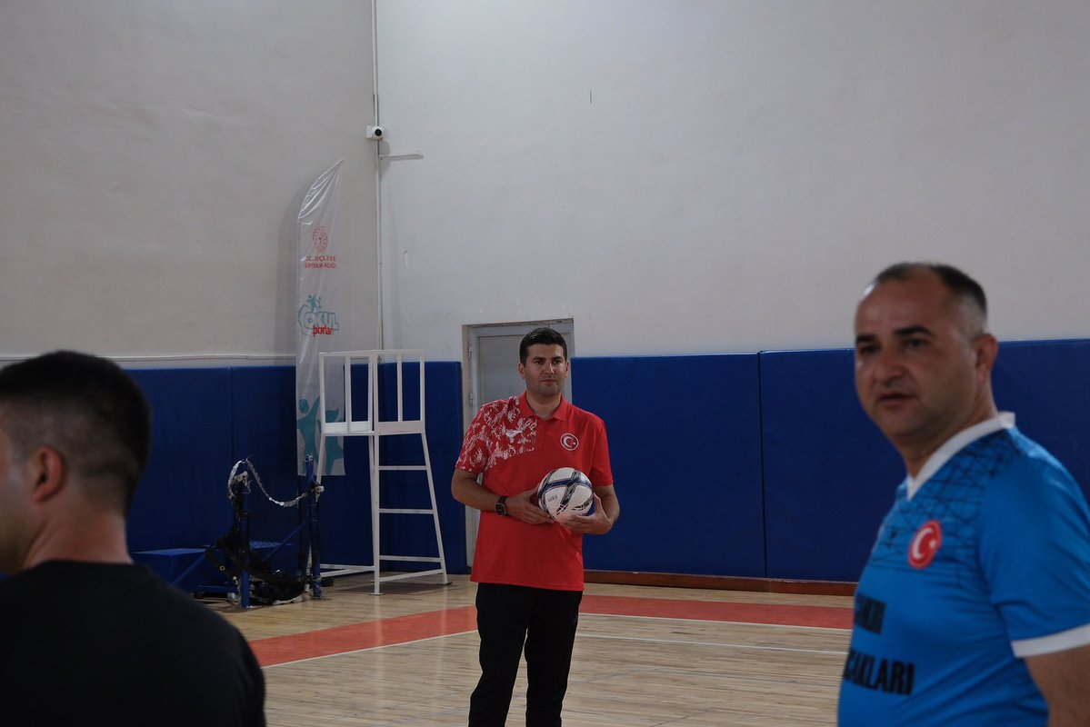 ayyildirim1's tweet photo. Kayseri Gençlik ve Spor İl Müdürü Sayın Ali İhsan Kabakcı, Türkiye Futbol Federasyonu Bölge Müdürü Mutlu Önal, Kayseri Büyükşehir Belediyesi Spor A.Ş. Genel Koordinatörü Fatih Çağan ve İl Ocak Başkanlarımızla birlikte futsal müsabakası gerçekleştirdik.

Sporun birleştirici gücüyle bir araya gelerek birlik, beraberlik ve kardeşlik ruhumuzu pekiştirdik. 🇹🇷