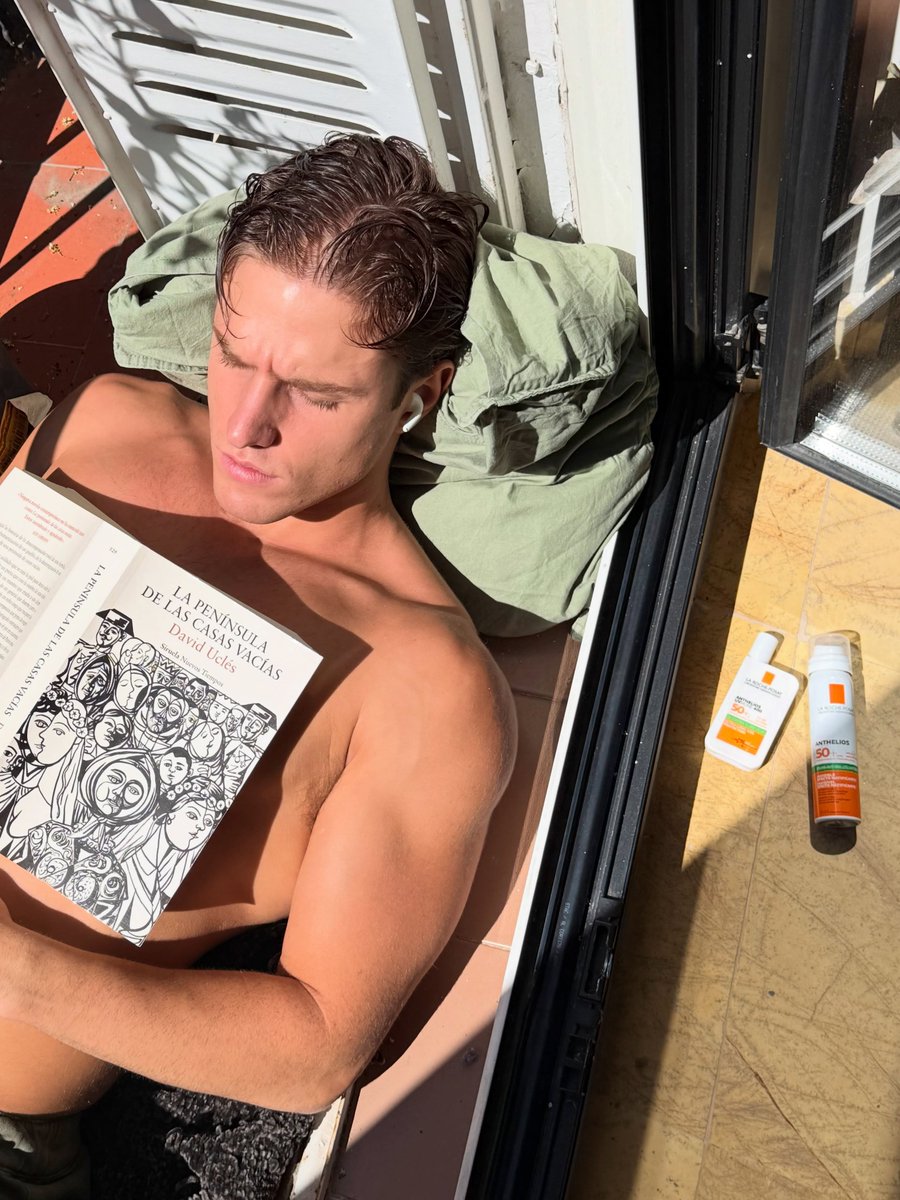 NunoGallegoFan's tweet photo. 📲 Nuno Gallego via Instagram post

"Publi. Dias de 🌞 y terraza. Acompañado de la gama Anthelios de @/larocheposay" https://t.co/22RV3Eqtfr