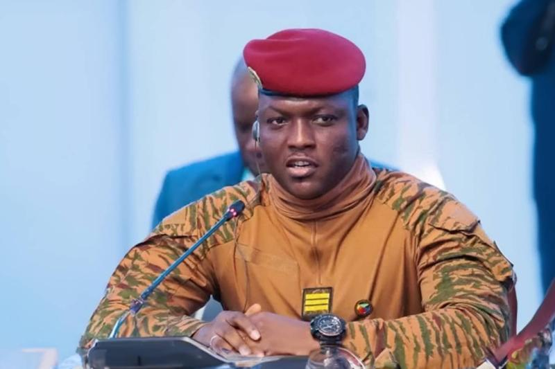 ConflictTR's tweet photo. Burkina Faso lideri İbrahim Traore:

Beyazlar geldi; telefonu, interneti ve her şeyi icat etti.

Biz ise bunları alıp video çekiyor, saçma sapan şeyler yapıyor, birbirimize hakaret ediyor ve mutlu oluyoruz. Hiçbir şey üretmedik.

Nasıl çalıştığını bile bilmiyoruz!

iPhone yapan yetkililere "Afrika'da satışlar nasıl?" diye sorduklarında, "Aaa, Afrikalıların iPhone alacak parası var mı ki? Afrika'da mağazamız bile yok" diyorlar.

Ama bizimkiler (bağışlayın beni) iPhone'un en son çıkan modellerinin peşinde koşmaktan geri kalmıyor. Ne yapmak için? Tam olarak ne için kullanıyoruz?

Ona nasıl yön vereceğimizi bile bilmiyoruz.