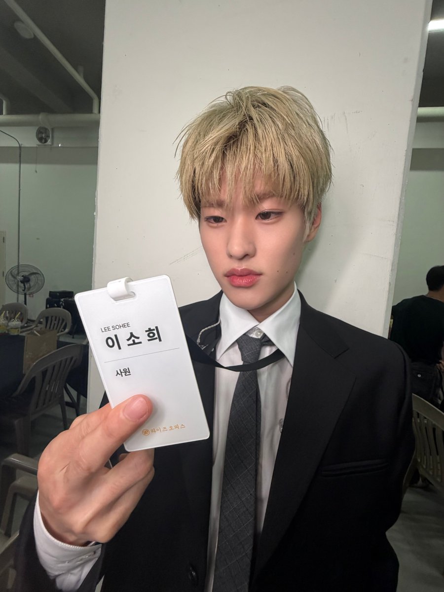 leesohere's tweet photo. So, tell me... who’s your favorite version: Intern Sohee or Team Leader Sohee? https://t.co/hfEUsZ7NQc