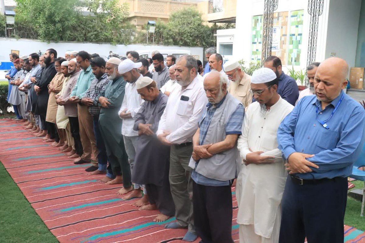KarachiJamaat's tweet photo. جماعت اسلامی کراچی کے سیکریٹری توفیق الدین صدیقی کی امامت میں جماعت اسلامی پاکستان کے مرکزی جنرل سیکریٹری امیر العظیم کی غائبانہ نمازجنازہ الخدمت ہیڈ آفس میں ادا کی جارہی ہے۔
Jamaat e Islami 
#AmeerUlAzeem https://t.co/1CtYznVrQn