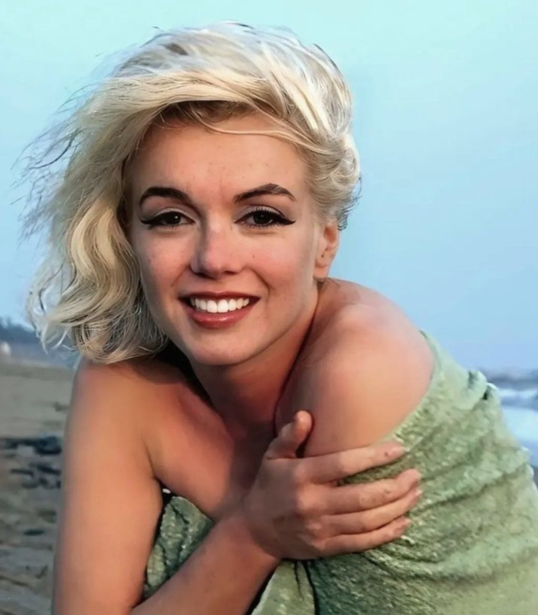 MarilynDiary's tweet photo. Marilyn Monroe, July 1962. Photo by George Barris. https://t.co/cO7790ran8