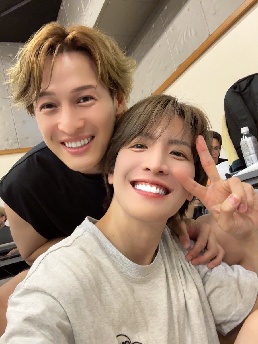 takuya_matsuri's tweet photo. おはよう🥰

今日は18時からYouTube生配信🥹💗
YouTube配信終わりにはファンクラブ限定生配信❤️‍🔥

立て続けに生配信がありますので
よかったら皆様ぜひYouTubeのチャンネル登録、そしてファンクラブ会員になってお待ちいただけると嬉しいです🥹💓

YouTube▶️
💁 https://t.co/yeLgDLRntE

MATSURIファンクラブ💙
💁‍♂️ https://t.co/7tOoxeFi2u

その前に色々してきまーす🥰❣️

今日もみんなにとって良き1日に
なりますように😍❤️

自撮りしてたらまこと兄ちゃんが
入ってきてくれた🧡
うしろにゆうき兄ちゃんもチラリ🫣💚w

MATSURIはみんな相変わらず仲良く毎日ゲラゲラ笑って楽しくやってます💙🤗

#MATSURI
#松岡卓弥
#渡辺真
#柳田優樹