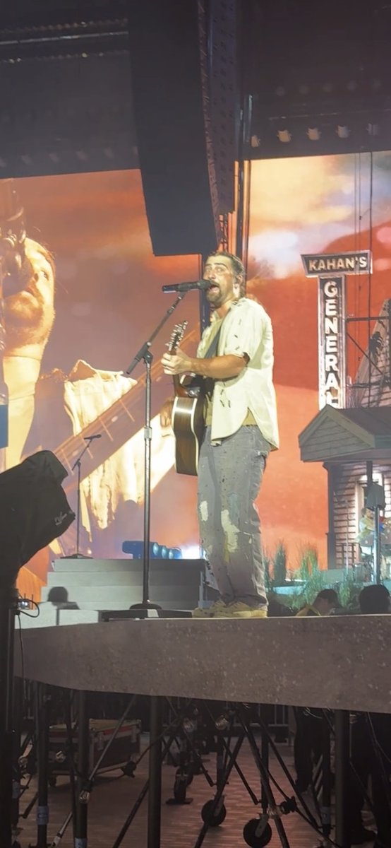 LaneySnoww's tweet photo. @NoahKahan a thread of my favorite concert ever https://t.co/vvHNR11Yua
