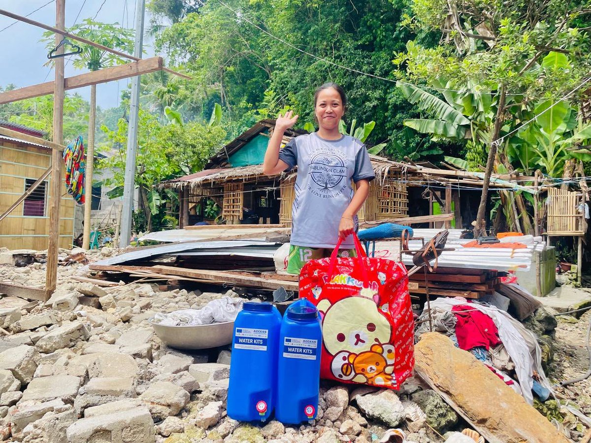 1_Arlynn's tweet photo. In time of disaster when they feel so helpless after losing their belongings, quick help makes a smile come by.

@eu_echo supports distribution of water &amp; hygiene kits, mat &amp; blankets, shelter materials and solar-powered lamp to help those hit by earthquake and landslide in 🇵🇭 https://t.co/VeoQ6pgEoX