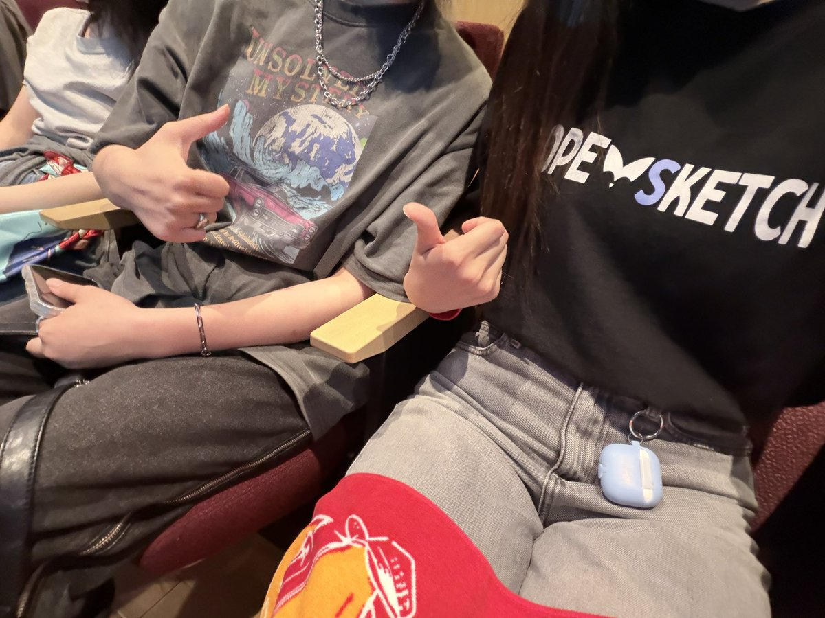 Mugon0523's tweet photo. “last YOUNG” −10代最後の単独公演−
念願の念願の！！
AKASAKIのLIVEに初参戦してきました😭❤️‍🔥
歌ってる時とMCの時でのギャップがもう最っ高で、セトリも最高すぎてｯ✊🏻💗💗
メジャーデビューだけでなく、ワールドツアーもファンクラブ設立もおめでとうございます🙌🏻‼️‼️

#AKASAKI #lastYOUNG https://t.co/5wtfk7ktcJ