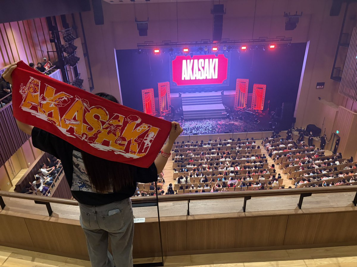 Mugon0523's tweet photo. “last YOUNG” −10代最後の単独公演−
念願の念願の！！
AKASAKIのLIVEに初参戦してきました😭❤️‍🔥
歌ってる時とMCの時でのギャップがもう最っ高で、セトリも最高すぎてｯ✊🏻💗💗
メジャーデビューだけでなく、ワールドツアーもファンクラブ設立もおめでとうございます🙌🏻‼️‼️

#AKASAKI #lastYOUNG https://t.co/5wtfk7ktcJ
