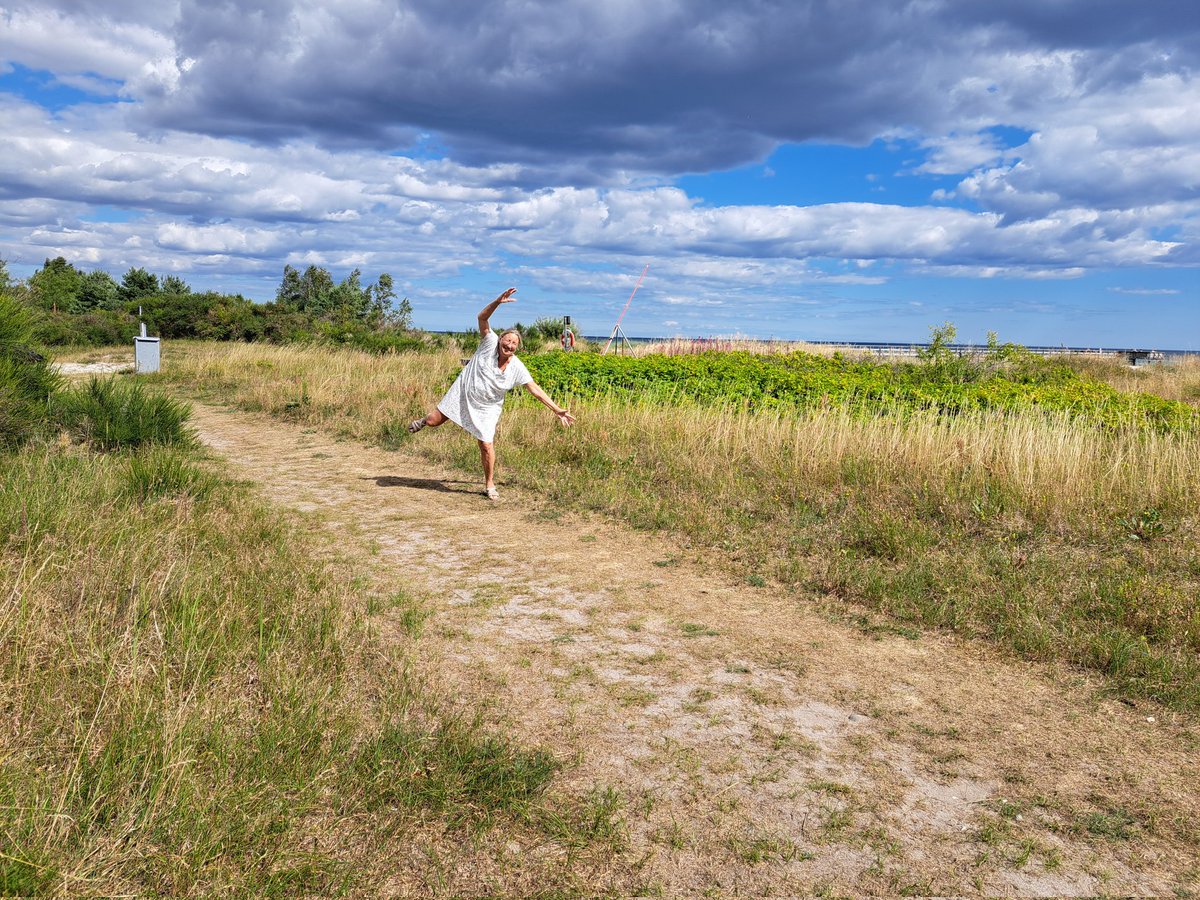 EvaMarieOlsson1's tweet photo. Min kamrat Eva från Malmö som hälsar på idag bad mig hjula, så gjorde jag det 🤸‍♂️ 
#sommar 
#påskoj https://t.co/uUByvmSYW8