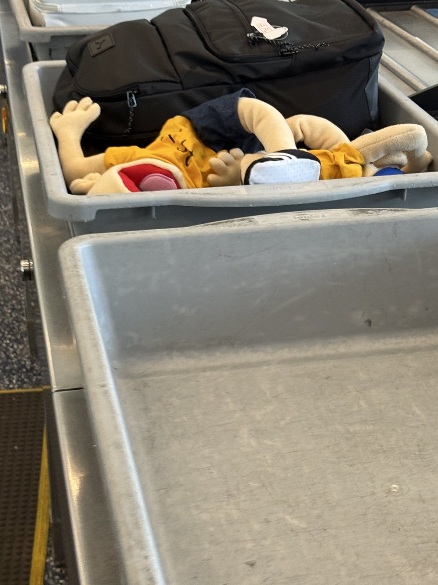 DeadKirisaga's tweet photo. SML Jeffy in an airport baggage scan . i’ve deadbutt seen it all https://t.co/ngzLzgKVqR