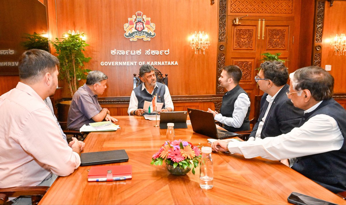 CMofKarnataka's tweet photo. ಕರ್ನಾಟಕದ ಪ್ರವಾಸೋದ್ಯಮಕ್ಕೆ ಉತ್ತೇಜನ ನೀಡಲು, ಪ್ಯಾಸೆಂಜರ್ ರೋಪ್‌ವೇ ಯೋಜನೆಯ ಅಭಿವೃದ್ಧಿ ಮತ್ತು ನಿರ್ವಹಣೆಗೆ ಸಂಬಂಧಿಸಿದಂತೆ ಉಷಾ ಬ್ರೆಕೊ ಲಿಮಿಟೆಡ್‌ನ ವ್ಯವಸ್ಥಾಪಕ ನಿರ್ದೇಶಕರಾದ ಅಪೂರ್ವ್ ಝಾವರ್ ನೇತೃತ್ವದ ತಂಡವು ಇಂದು ಸನ್ಮಾನ್ಯ ಮುಖ್ಯಮಂತ್ರಿಗಳಾದ ಶ್ರೀ @DKShivakumar ಅವರನ್ನು ವಿ��ಾನ ಸೌಧದಲ್ಲಿ ಭೇಟಿಯಾಗಿ, ಚರ್ಚಿಸಿತು.

ಈ ಸಂದರ್ಭದಲ್ಲಿ ನಿರ್ದೇಶಕರಾದ ಎ.ಎಸ್. ಮಾಥುರ್, ಉಪಾಧ್ಯಕ್ಷರಾದ ವಿಪಿನ್ ಕುಮಾರ್ ಮತ್ತಿತರರು ಉಪಸ್ಥಿತರಿದ್ದರು.