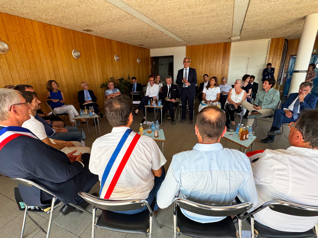 PrefetVendee's tweet photo. #Tourisme | En déplacement en #Vendée, Serge Papin, ministre des Petites et Moyennes entreprises, du Commerce, de l’Artisanat, du Tourisme et du Pouvoir d’achat, a poursuivi sa visite à Saint-Gilles-Croix-de-Vie et à Brétignolles-sur-Mer, aux côtés des élus du territoire.

🌊 Le ministre est d’abord allé à la rencontre de la @proteccivilefr, des maîtres-nageurs sauveteurs et de la police municipale de Saint-Gilles-Croix-de-Vie, dont l'engagement quotidien contribue à garantir la sécurité des usagers du littoral tout au long de la saison estivale.

🤝 À Brétignolles-sur-Mer, il a ensuite échangé avec les professionnels vendéens du tourisme lors de tables rondes consacrées aux défis et aux opportunités de la saison, ainsi qu'à l'attractivité de la Vendée comme destination touristique.

Une visite placée sous le signe du dialogue avec les acteurs de terrain, au cœur de l'économie touristique du département.

@economie_gouv 
@paysdelaloire